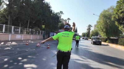 Mersin’de polis ekipleri tarafından gerçekleştirilen denetimlerde, 1.413 sürücüye ceza kesildiği