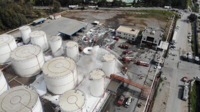 Mersin şehrinde yer alan bir yağ fabrikasında meydana gelen yangın,