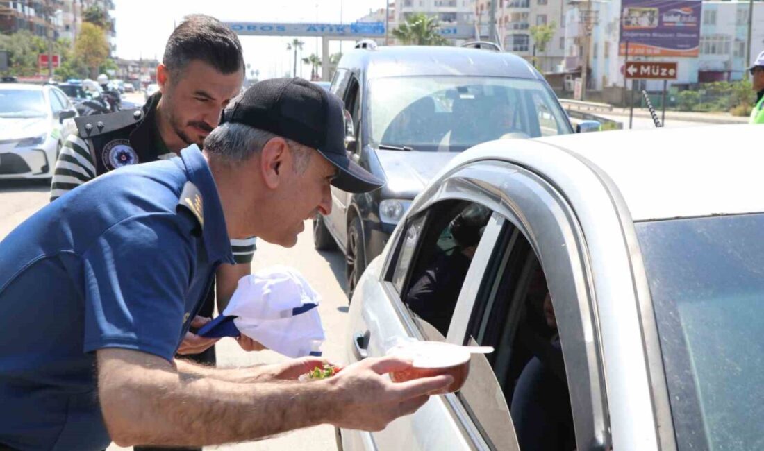 Silifke ilçesinde gerçekleştirilen bir trafik uygulamasında sürücülere ilçenin meşhur yoğurdu