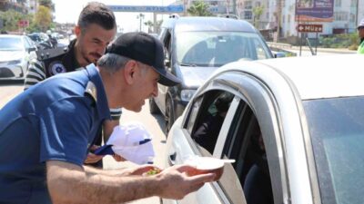 Silifke ilçesinde gerçekleştirilen bir trafik uygulamasında sürücülere ilçenin meşhur yoğurdu