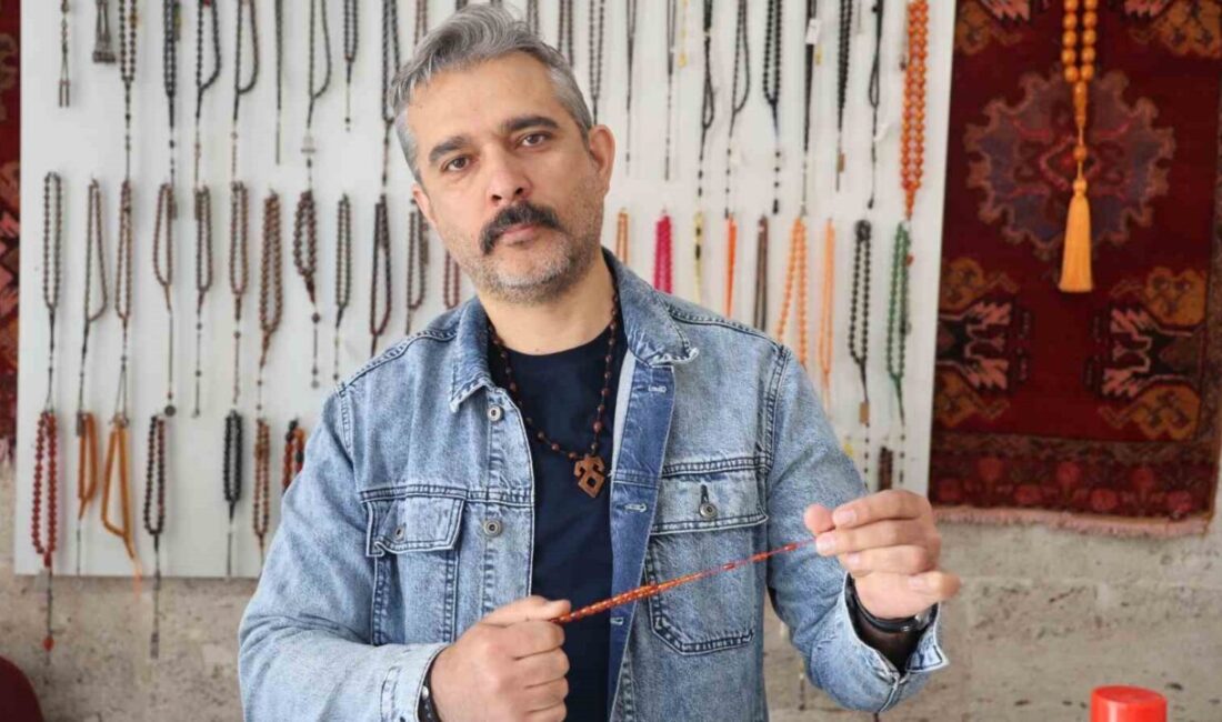 Kırşehir ilinde Zanaatkarlar Çarşısı’nda tesbih ustalığı yapan Savaş Çiftçi, mesleğinde