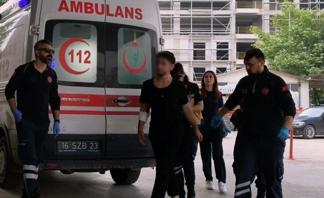 Bursa’nın İnegöl ilçesinde yaşanan bir olayda, bir genç meyve keserken
