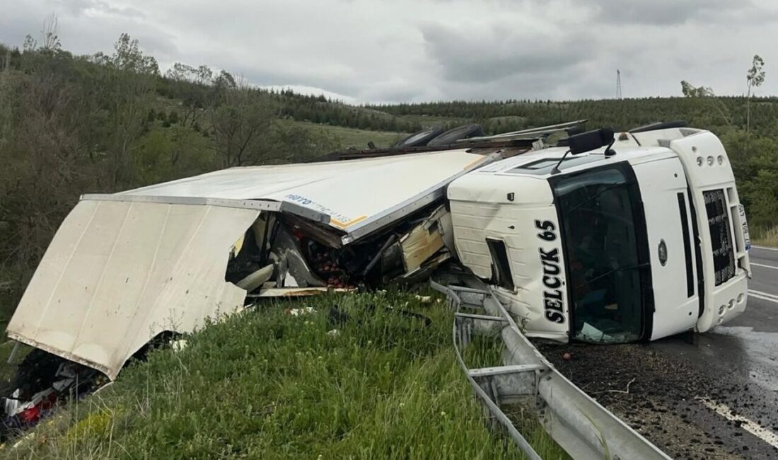 Afyonkarahisar’da meydana gelen trafik kazasında, yaklaşık 10 ton meyve taşıyan