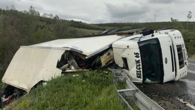 Afyonkarahisar’da meydana gelen trafik kazasında, yaklaşık 10 ton meyve taşıyan
