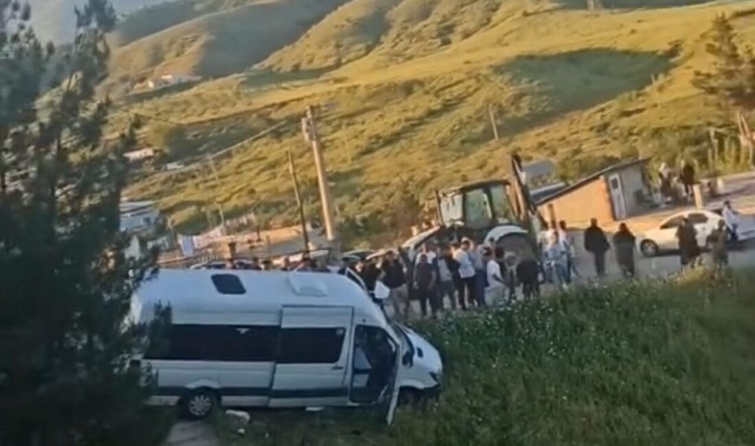 Siirt’in Baykan ilçesinde bayram öncesi mezarlık ziyaretine gitmekte olan vatandaşları