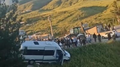 Siirt’in Baykan ilçesinde bayram öncesi mezarlık ziyaretine gitmekte olan vatandaşları