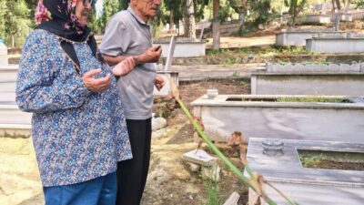 Selendi’de Kurban Bayramı arifesinde mezarlıklar ziyaretçi akınına uğradı. Vatandaşlar, sevdiklerinin