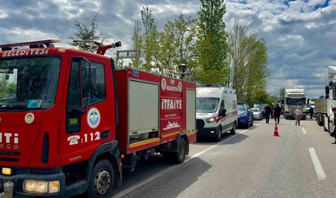 Afyonkarahisar’da meydana gelen trafik kazasında, bir minibüs kontrolünü yitirerek yol