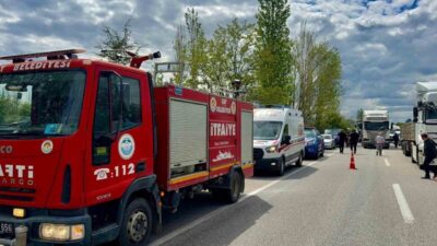 Afyonkarahisar’da meydana gelen trafik kazasında, bir minibüs kontrolünü yitirerek yol