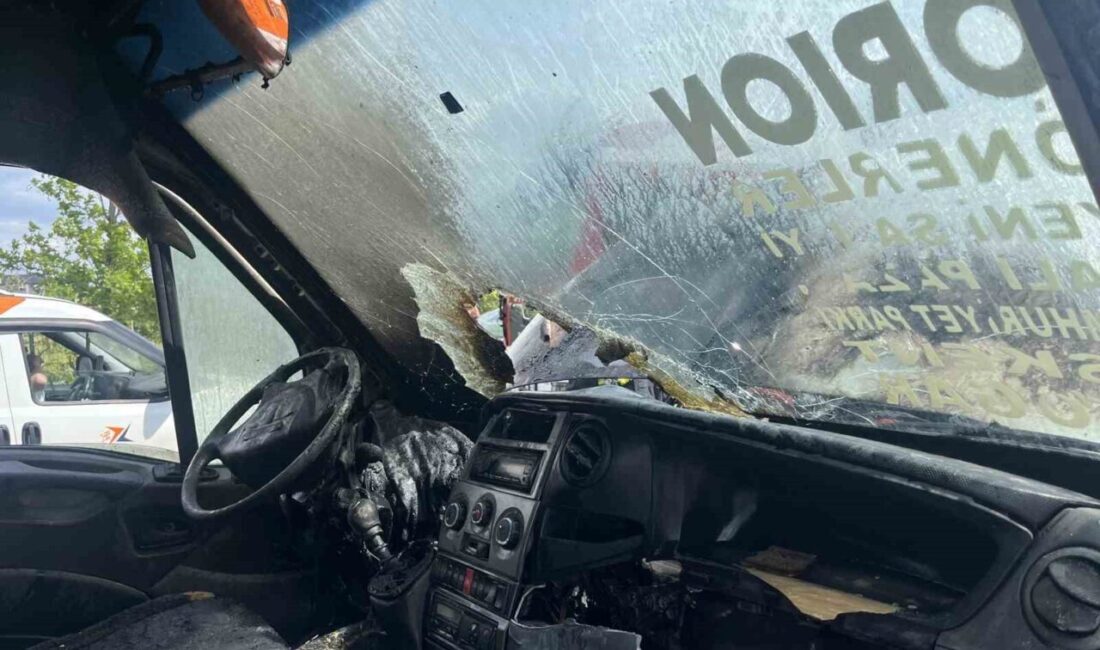 Çorlu ilçesinde seyir halindeki bir yolcu minibüsü ön kısmında yangın
