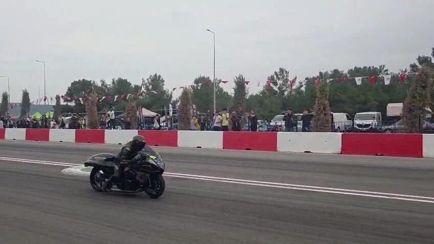Kepez ilçesinde gerçekleştirilen Motodrag yarışlarında bir motosiklet sürücüsü bariyerlere çarptı