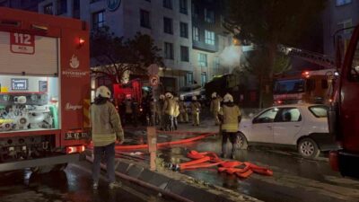 Şişli ilçesinde bir iş yerinde park halindeki bir motosikletin alev