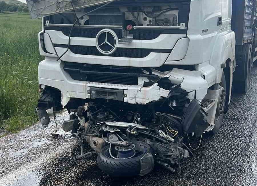 Afyonkarahisar’da gerçekleşen acı olayda, bir çift motosikletleriyle tırın altına girdi.