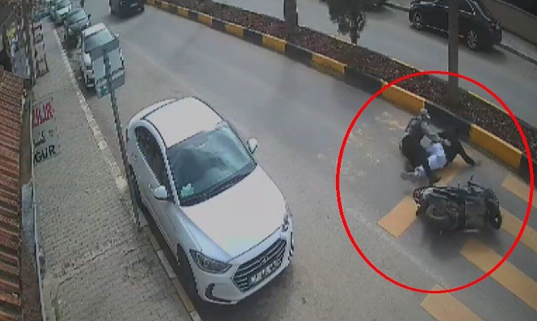 Hatay’ın Reyhanlı ilçesinde meydana gelen bir kaza anı kameraya yansıdı.