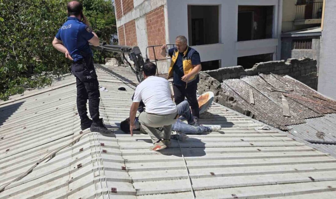 Mudanya ilçesindeki bir binada çalışan işçilerin kullandığı sepetli vinç, Ş.A.