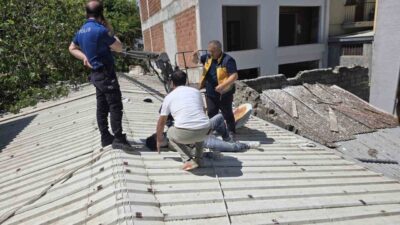 Mudanya ilçesindeki bir binada çalışan işçilerin kullandığı sepetli vinç, Ş.A.