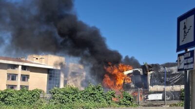 Menteşe ilçesinde, Aydın-Muğla kara yolunda seyir halindeyken alev alan hurda