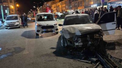 Van’ın Muradiye ilçesinde meydana gelen trafik kazasında 3 aracın karışması