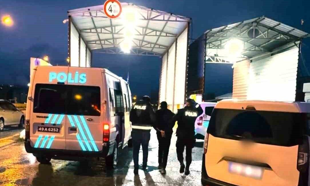 Muş Emniyet Müdürlüğü ekipleri tarafından düzenlenen operasyonda, 8 düzensiz göçmen