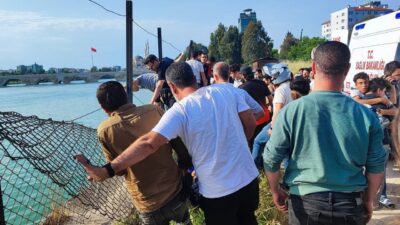 Adana’da, Seyhan Nehri’nde arkadaşlarıyla serinlemek için girdiği sırada boğulma tehlikesi
