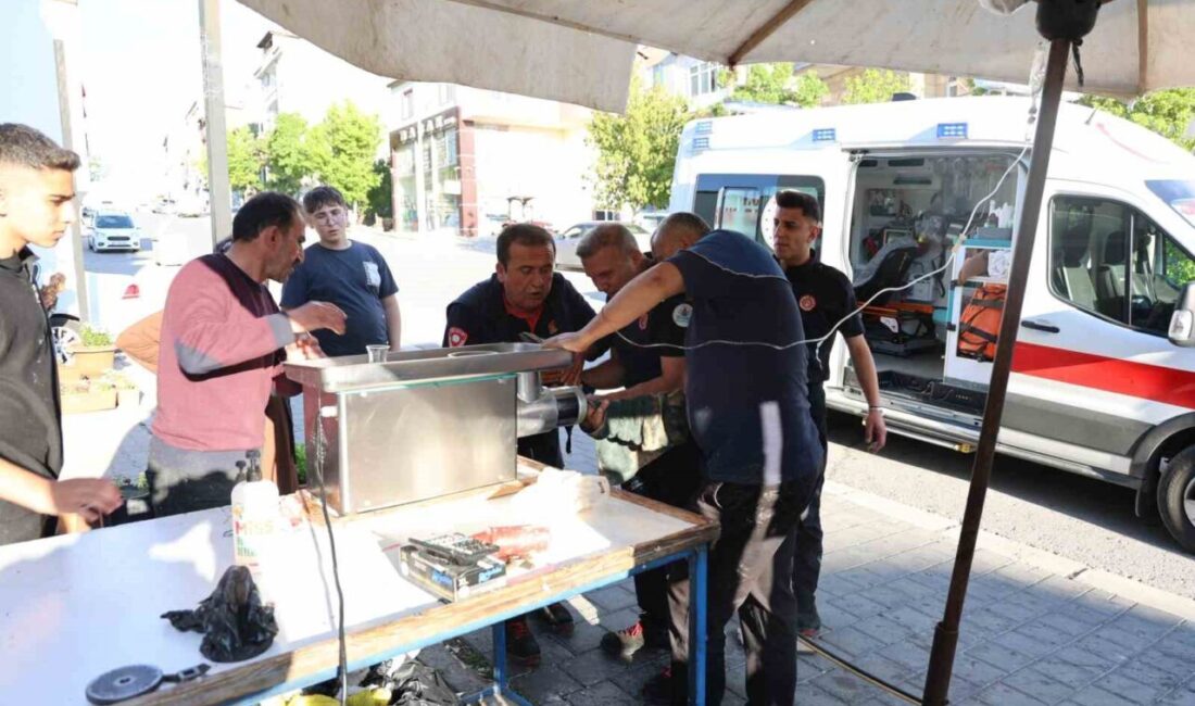 Nevşehir’de bir esnaf, sokakta et çekerken kıyma makinesine parmağını sıkıştırdı.