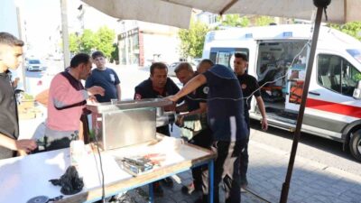 Nevşehir’de bir esnaf, sokakta et çekerken kıyma makinesine parmağını sıkıştırdı.