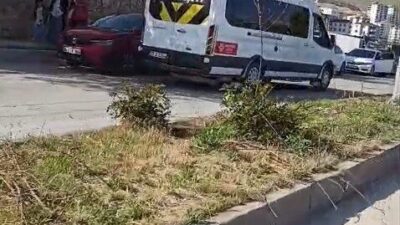 Elazığ şehrinde bir öğrenci taşıma servisi, trafiği aksatmamak amacıyla yolu