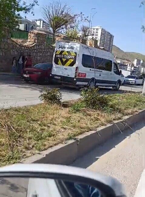 Elazığ şehrinde bir öğrenci taşıma servisi, trafiği aksatmamak amacıyla yolu