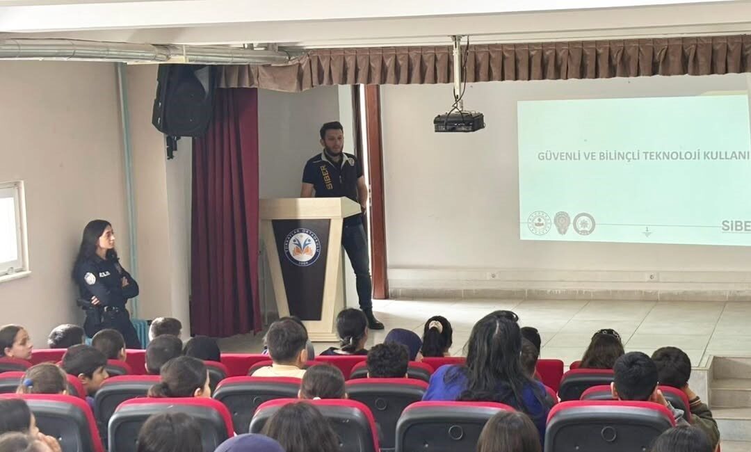Sinop’un Saraydüzü ilçesinde polis ekipleri, öğrencilere yönelik düzenlenen SİBERAY eğitimi