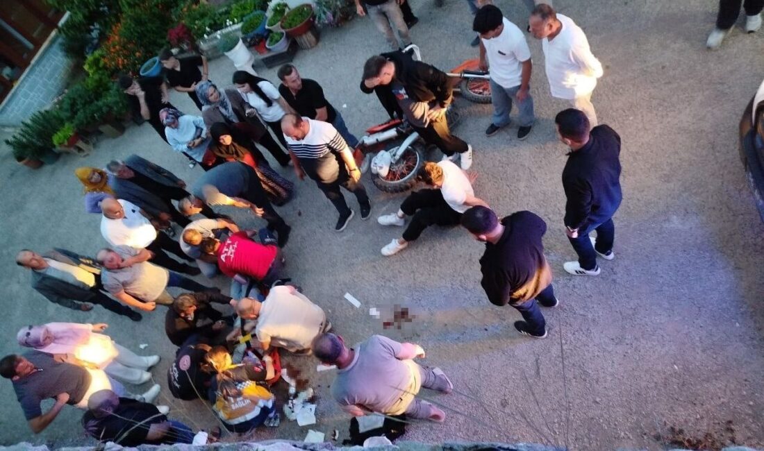 Sakarya’nın Karasu ilçesinde bir motosiklet sürücüsü, önündeki aracı sollamaya çalışırken