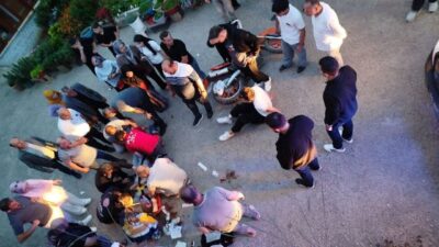 Sakarya’nın Karasu ilçesinde bir motosiklet sürücüsü, önündeki aracı sollamaya çalışırken