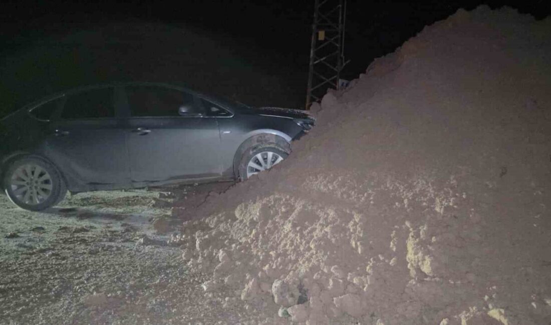 Hatay’da yolun kenarına rastgele dökülen toprak yığını gece karanlığında fark