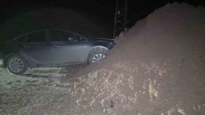 Hatay’da yolun kenarına rastgele dökülen toprak yığını gece karanlığında fark