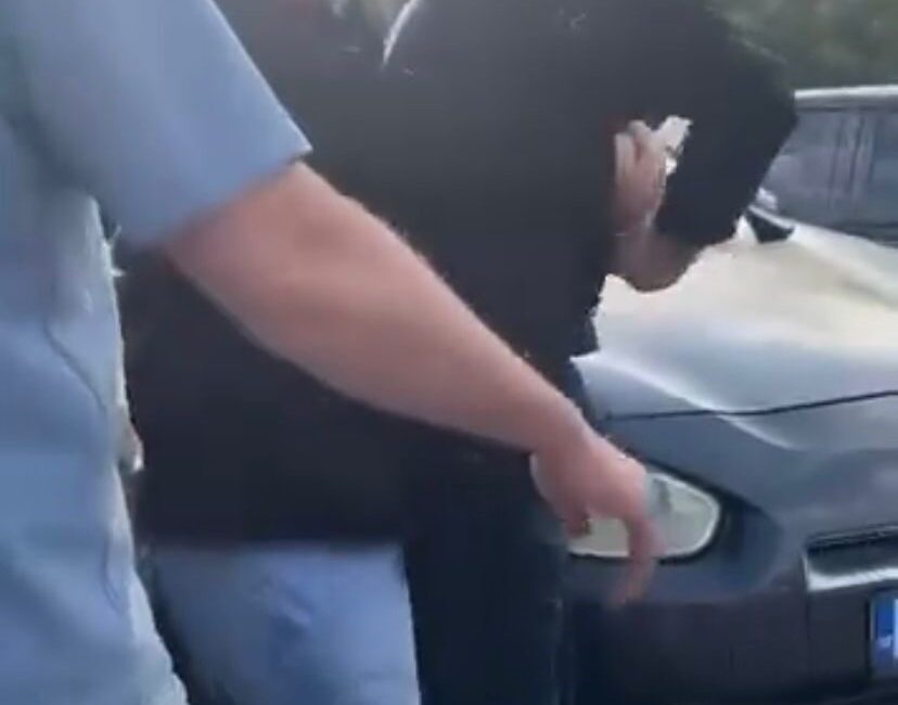 Ankara’da, iddiaya göre kendilerine küfür ettiği öne sürülen servis şoförünün