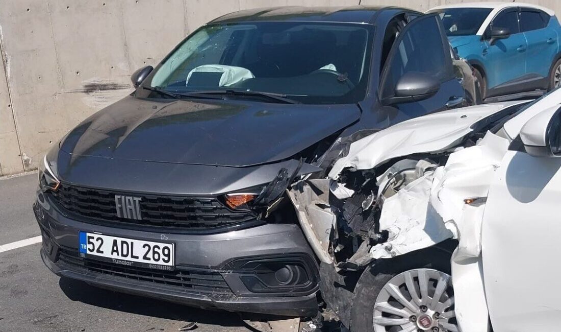 Ordu’nun Ulubey ilçesinde meydana gelen trafik kazasında 3 otomobilin karıştığı