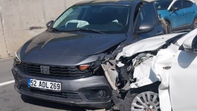 Ordu’nun Ulubey ilçesinde meydana gelen trafik kazasında 3 otomobilin karıştığı