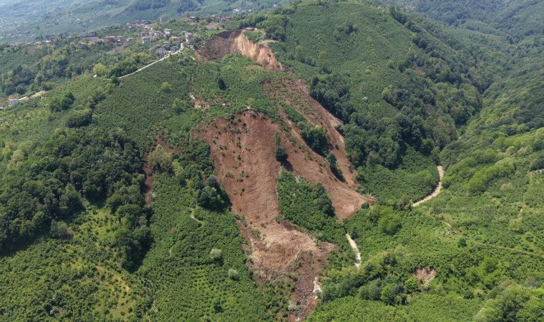 Ordu’nun Fatsa ilçesinde meydana gelen devasa heyelan, havadan görüntülendi ve
