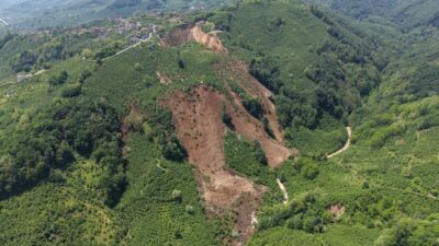 Ordu’nun Fatsa ilçesinde meydana gelen devasa heyelan, havadan görüntülendi ve