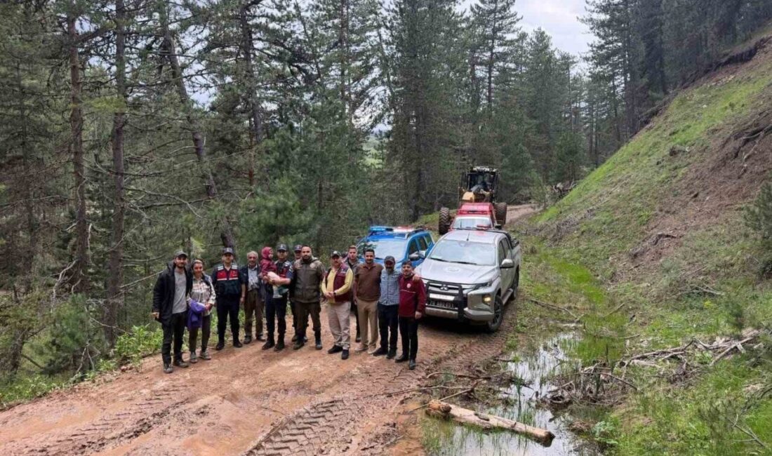 Eskipazar ilçesinde bir aile, orman yolunda çamura saplanarak mahsur kaldı