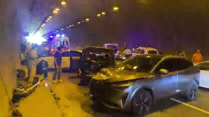 Osmaniye’nin Bahçe ilçesinde Taşoluk Tüneli’nde meydana gelen zincirleme trafik kazasında