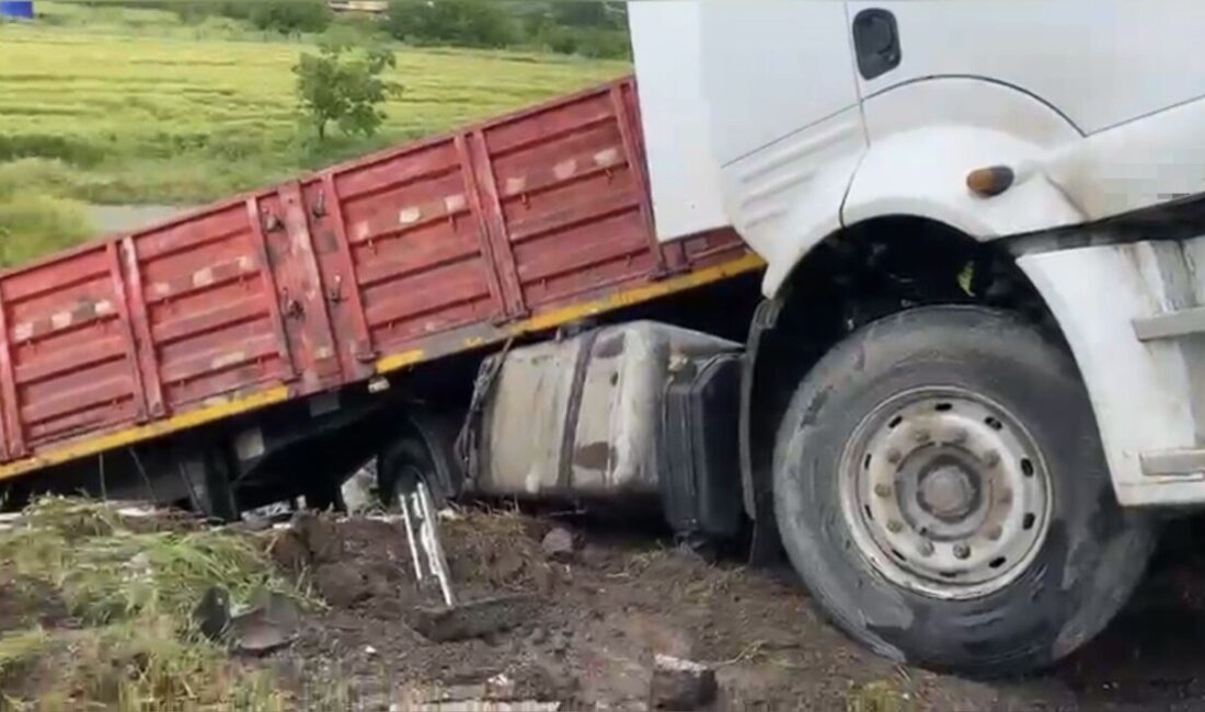 Bahçe ilçesinde, yağış nedeniyle kayganlaşan yolda tırın bariyerlere çarpması sonucu