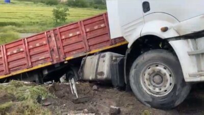 Bahçe ilçesinde, yağış nedeniyle kayganlaşan yolda tırın bariyerlere çarpması sonucu