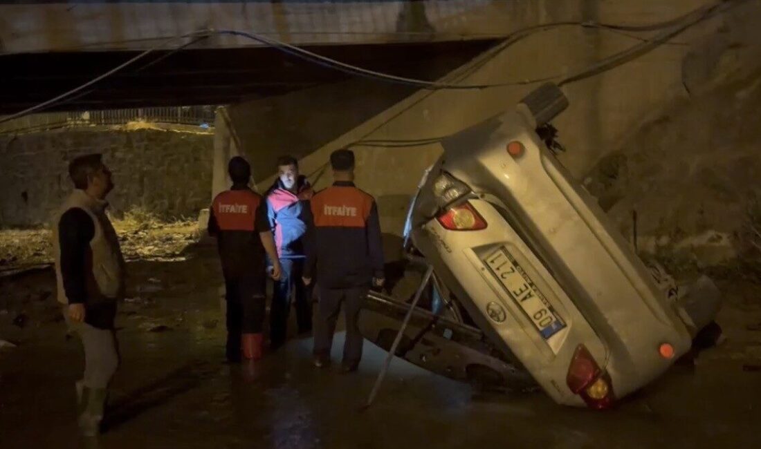 Osmaniye’nin Düziçi ilçesinde bir otomobilin köprüde kontrolü kaybederek su kanalına