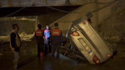 Osmaniye’nin Düziçi ilçesinde bir otomobilin köprüde kontrolü kaybederek su kanalına