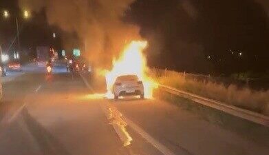 Osmaniye’nin Düziçi ilçesinde, TAG Otoyolu’nda seyir halindeki bir otomobilde çıkan