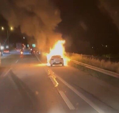 Osmaniye’nin Düziçi ilçesinde, TAG Otoyolu’nda seyir halindeki bir otomobilde çıkan