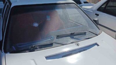 Şanlıurfa’nın Akçakale ilçesinde bulunan bir oto galeri, silahlı saldırıya maruz