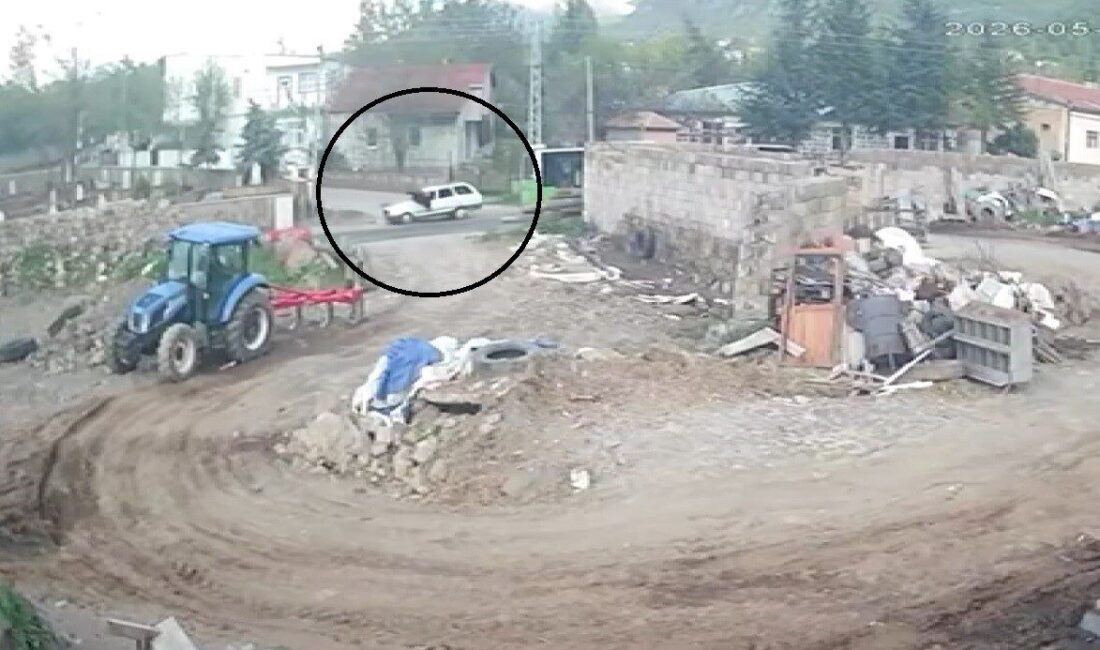 Hacılar ilçesinde yaşanan olayda halk otobüsünden inen bir yolcunun otomobile