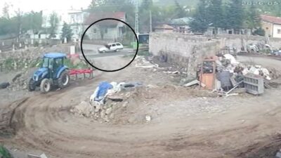 Hacılar ilçesinde yaşanan olayda halk otobüsünden inen bir yolcunun otomobile