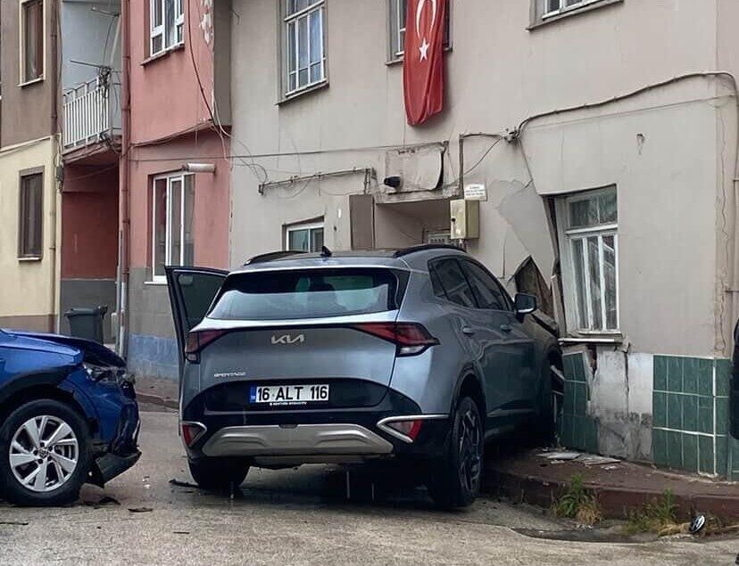 Bursa’nın İnegöl ilçesinde gerçekleşen bir kaza sonucunda bir otomobil ile